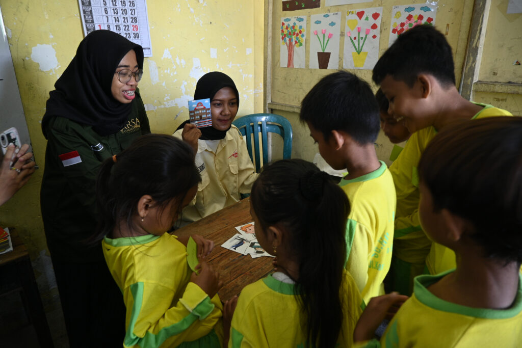 Program Kakak Asuh, Ajak Anak-Anak Marjinal Bermain dan Belajar