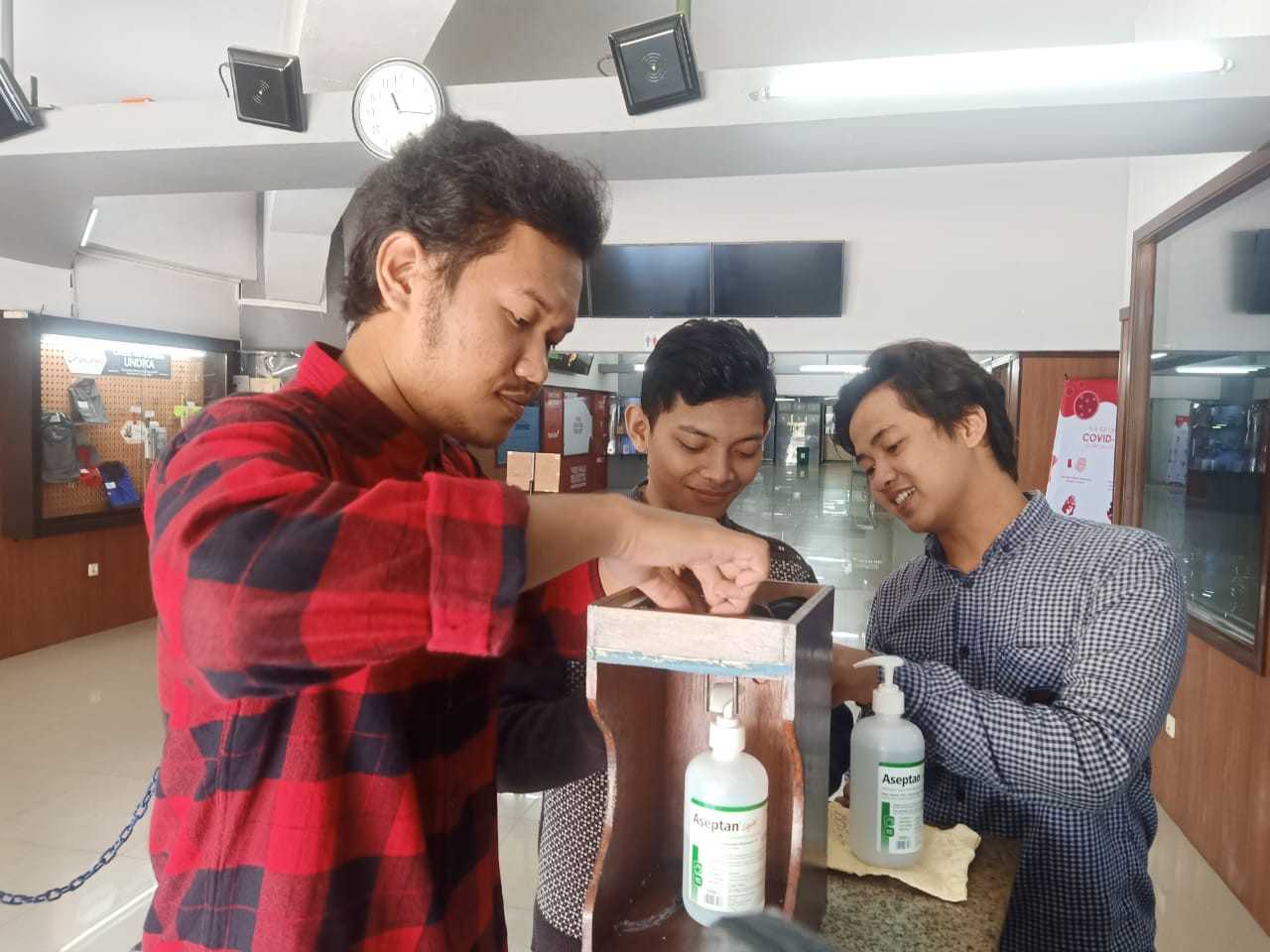 Minimalisir Penularan Covid-19, Mahasiswa Undika Bikin Alat Penyemprotan Hand Sanitizer Otomatis