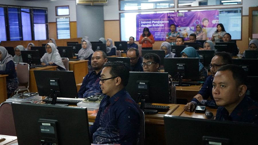 Universitas Dinamika Latih MGMP TIK Sidoarjo tentang Pengajaran Berbasis Teknologi Arduino