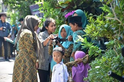 Stikom Media Ajak Panti dan Anak Jalanan Jadi Fotografer