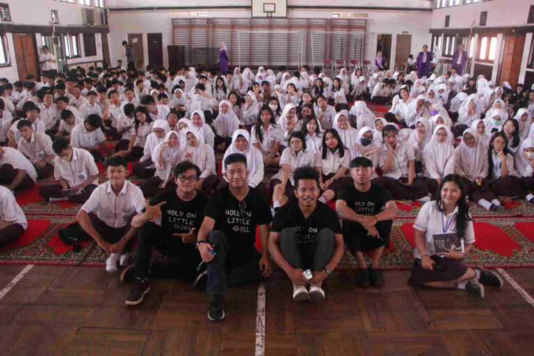 Mahasiswa PFTV Universitas Dinamika Selenggarakan Roadshow Screening Film "Hold on Little Girl" Goes to SMA Trimurti Surabaya untuk Edukasi Pelajar Tentang Arti Keluarga