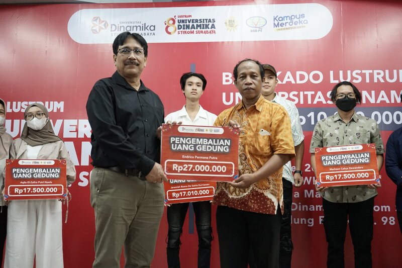 Bagikan Kado Total 10 Miliar Rupiah kepada Mahasiswa Baru