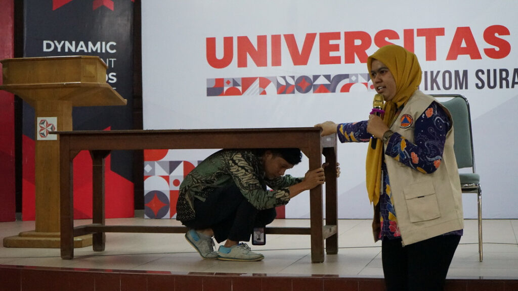 Tingkatkan Kesiapsiagaan dan Waspada Bencana, Universitas Dinamika Gelar Simulasi Bencana