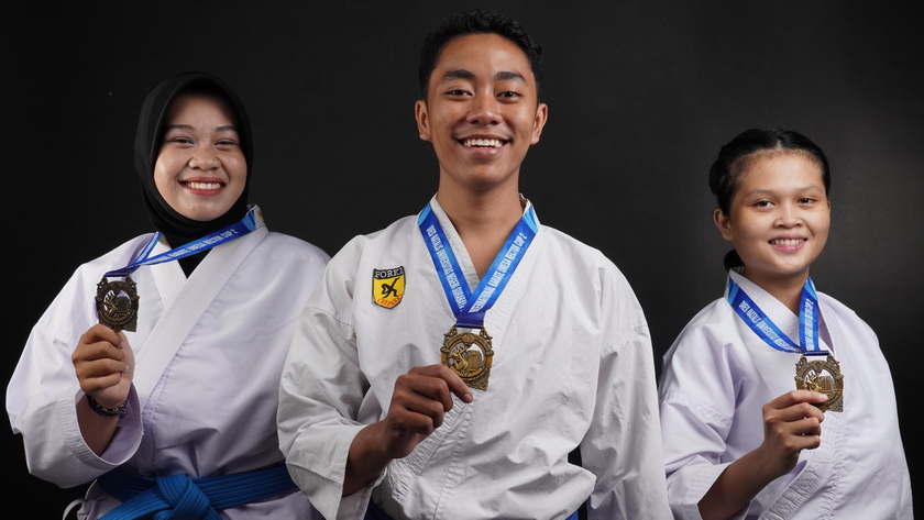 tiga atlet karate membawa medali emas