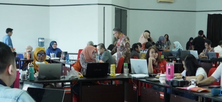 peserta workshop di universitas dinamika