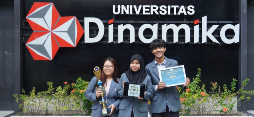 3 mahasiswa manajemen universitas dinamika ciptakan permainan monolern