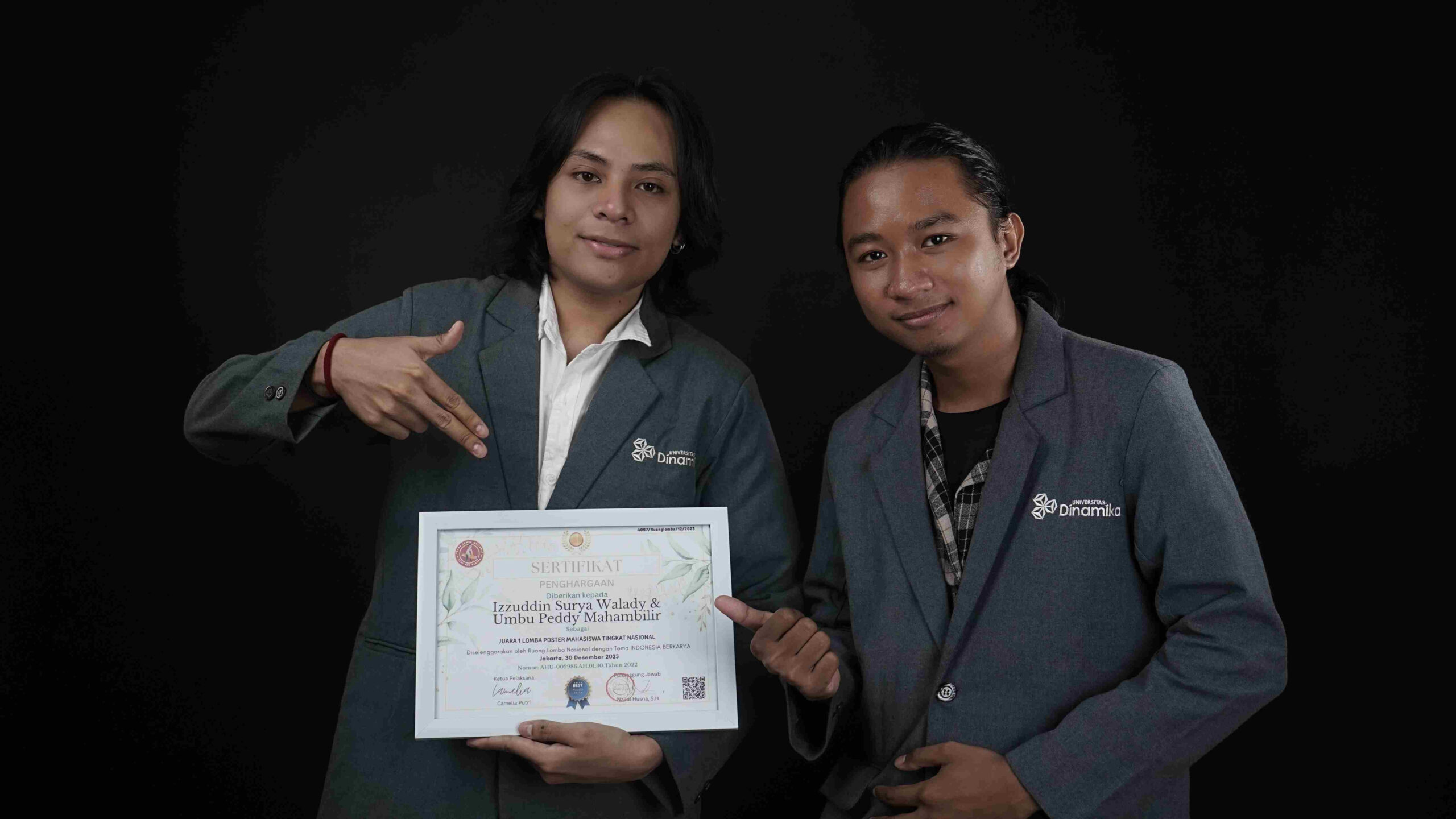 Ciptakan Poster Edukasi Pemilu untuk Pemilih Pemula, Dua Mahasiswa PFTV Universitas Dinamika Raih Juara 1 Nasional