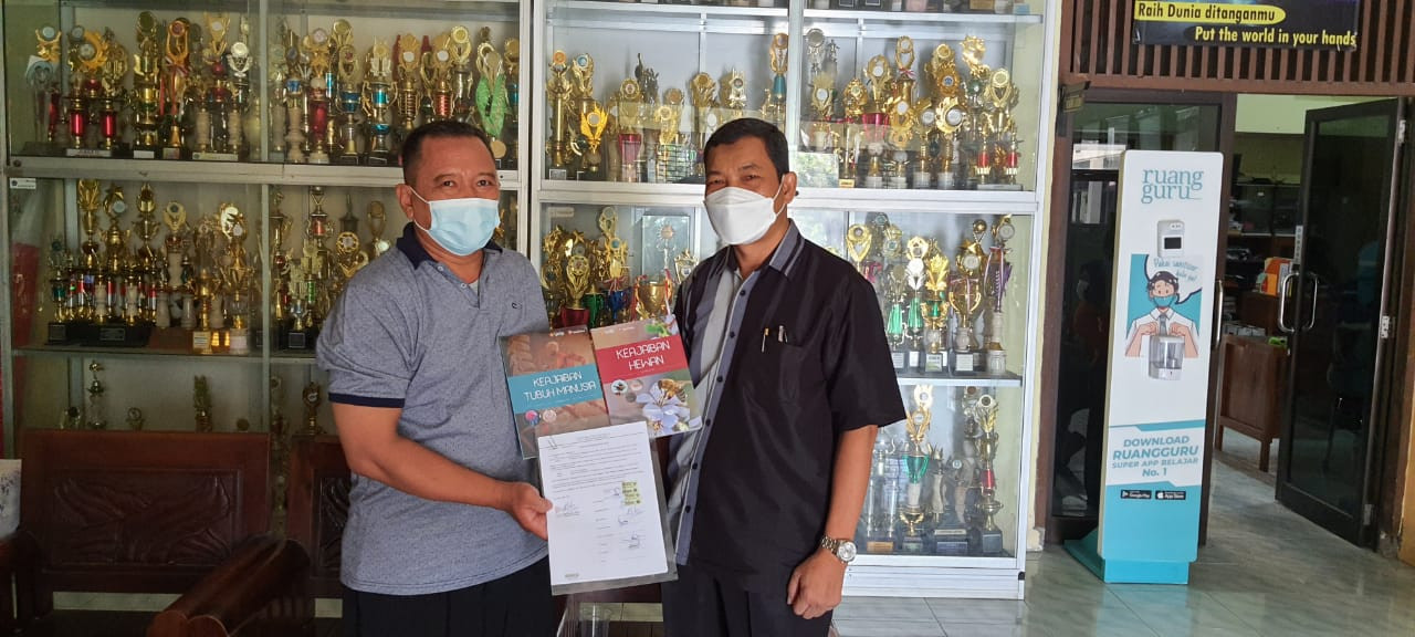 Dibimbing Undika, Guru SMA di Sidoarjo Bikin Buku Biologi