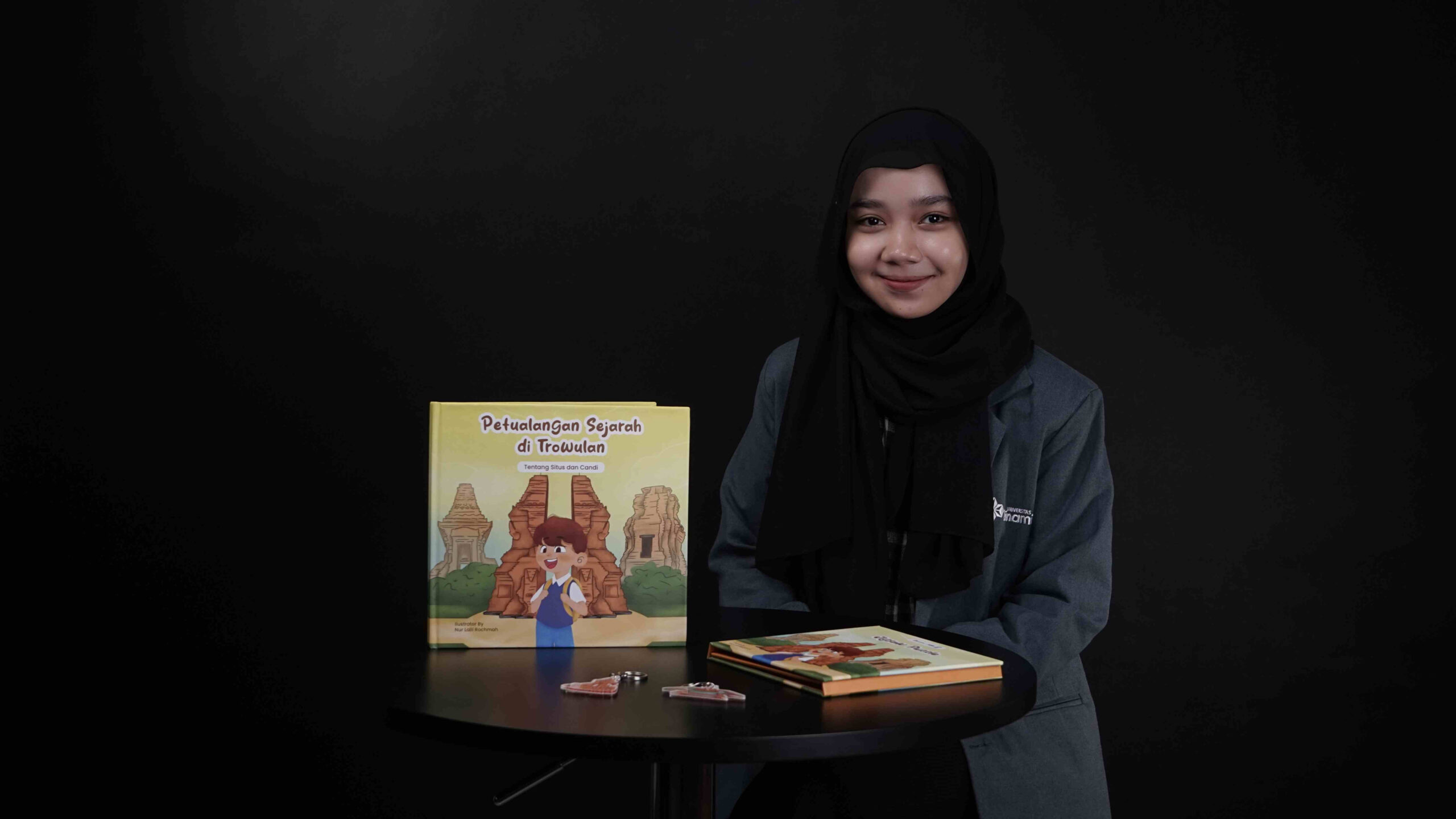 Mahasiswi DKV Universitas Dinamika Ciptakan Buku Interaktif AR untuk Ajarkan Sejarah Trowulan