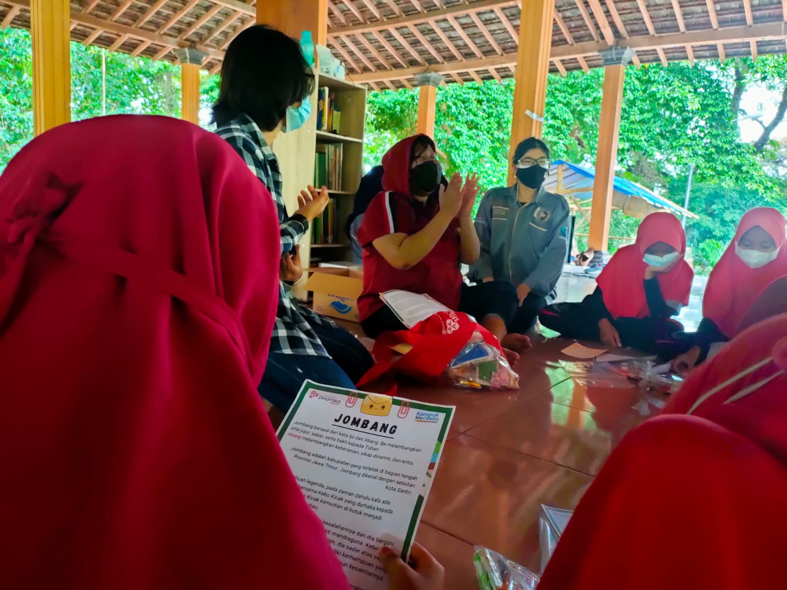 Perpustakaan dan BEM Undika Latih Literasi Informasi Siswa SD di Made Jombang