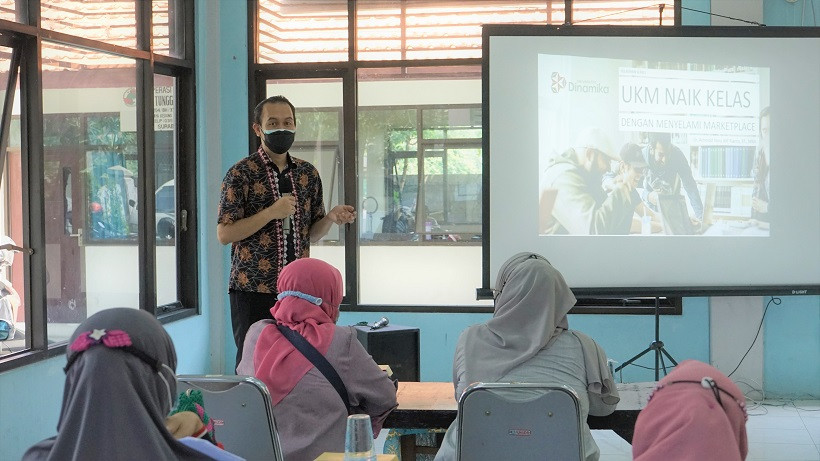 Praktik Pemasaran Produk UMKM di E-Commerce bersama Dosen Manajemen Undika