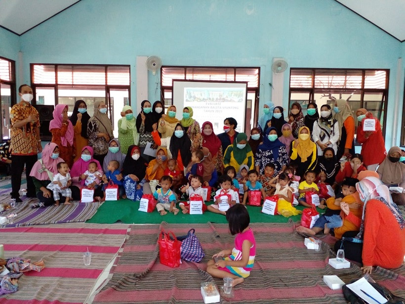 Undika Beri Asupan Gizi Pada 17 Anak Stunting di Kelurahan Kedung Baruk