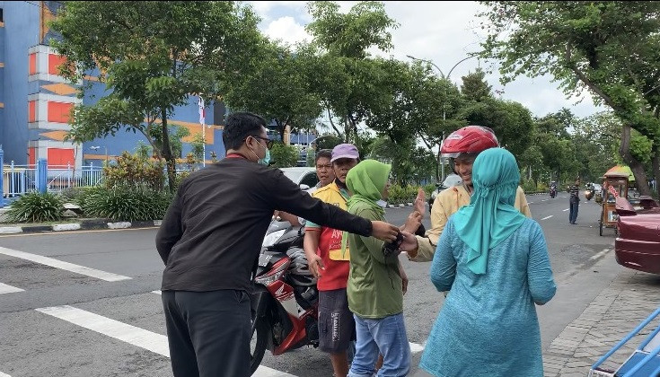 Universitas Dinamika Bagikan Masker ke Masyarakat