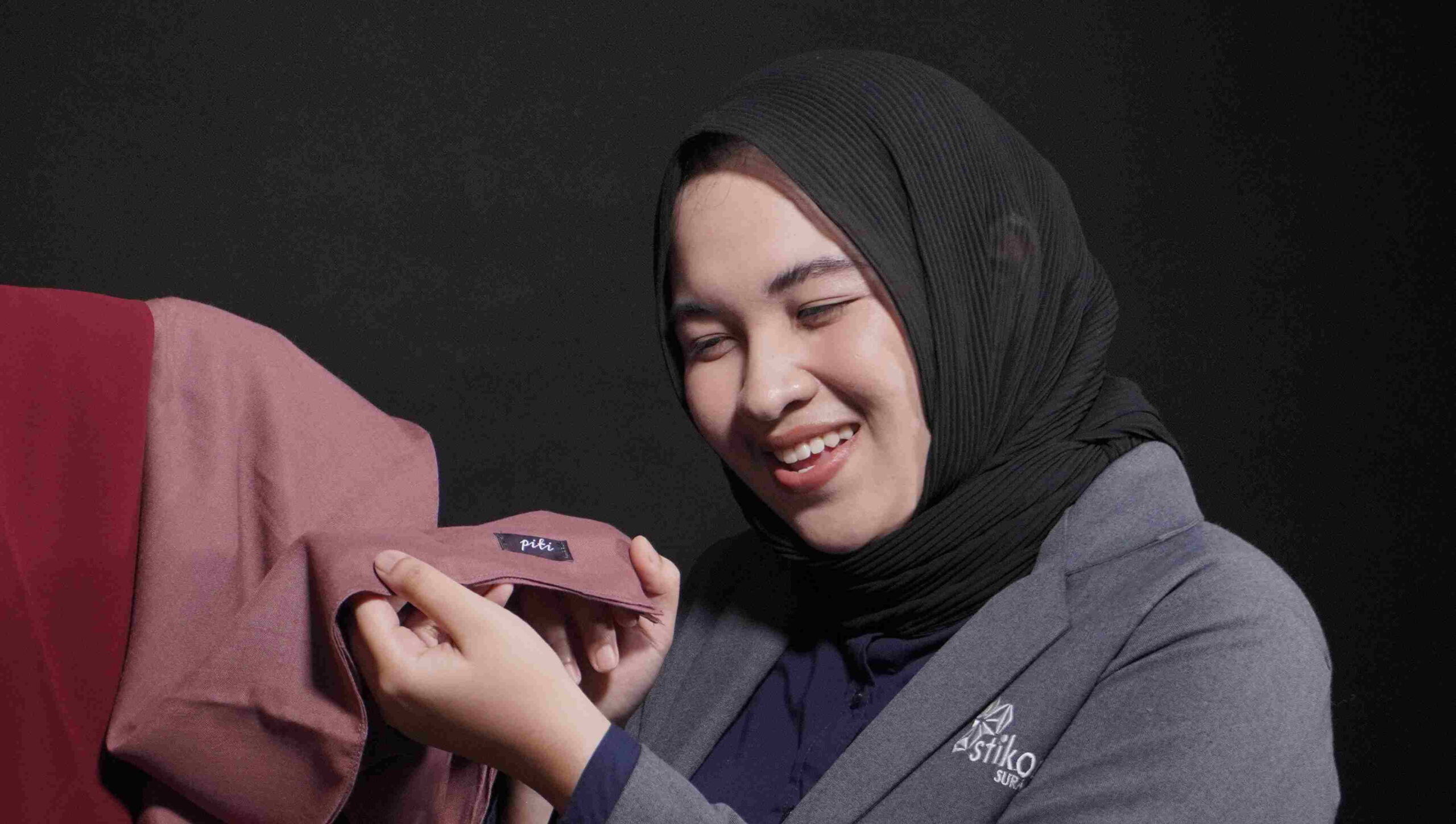 Tampil Trendy dan Fashionable dengan ‘Hijab Piti’ Karya Mahasiswa Universitas Dinamika