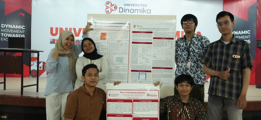 6 mahasiswa dengan paparan project akhir