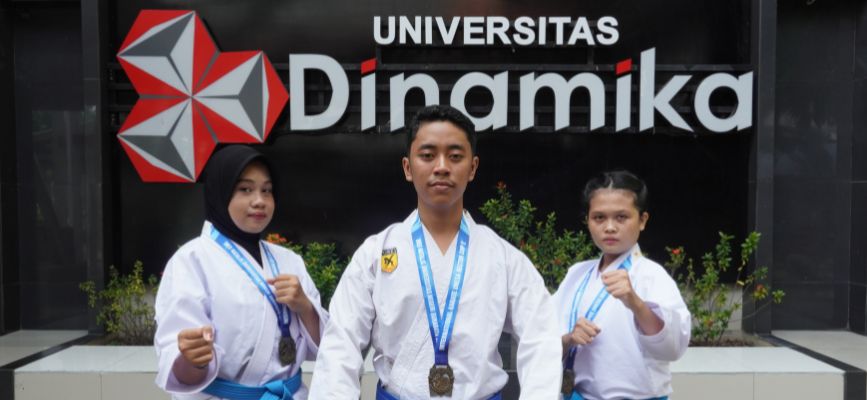 Tiga Atlet Muda Karate dari Universitas Dinamika